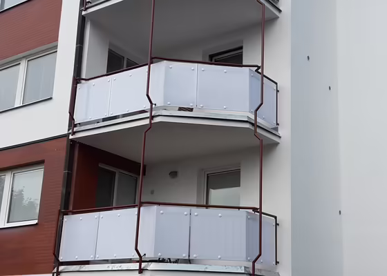 Reference: Obložení balkonového zábradlí makrolonem